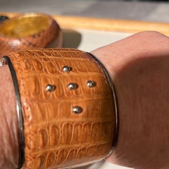 New never worn studded open cuff genuine crocodile - Picture 4 of 5